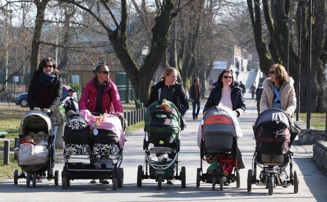 Prihodnje leto naj bi se sprostila še zadnja preostala varčevalna ukrepa, ki sta zarezala v družine.