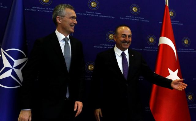 Mislimo drugače kot Rusi, vendar naši odnosi z njimi niso tako krhki, je turški zunanji minister Mevlut Cavusoglu (desno) izjavil po srečanju z generalnim sekretarjem Nata Jensom Stoltenbergom. FOTO: Reuters