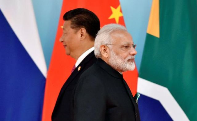 Kitajski predsednik Xi Jinping (levo) in indijski premier Narendra Modi na lanskem srečanju držav Bricsa. FOTO: Reuters