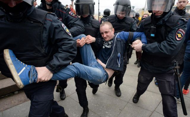 Navalni, ki ni smel nastopiti na volitvah 19. marca, je za danes pozval k protestom po vsej Rusiji pred inavguracijo Putina za nov mandat. FOTO: Olga Maltseva/AFP