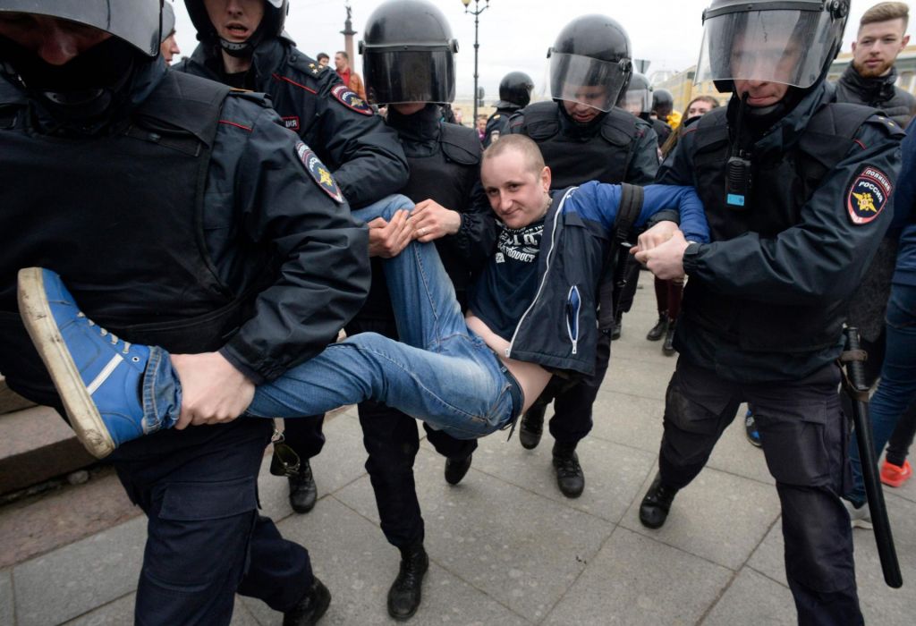 Na protestih proti Putinu prijeli že več kot 1000 ljudi