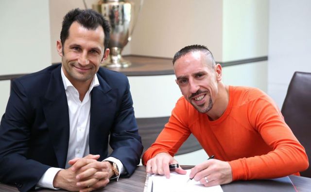 Hasan Salihamidžič in Franck Ribery ob podaljšanju pogodbe. FOTO: FC Bayern 