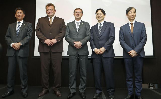 Katsuya Nagano (Hitachi), Aleksander Mervar (Eles), Miro Cerar, Takaši Omote (NEDO) in Keiji Fukuda (veleposlanik Japonske).