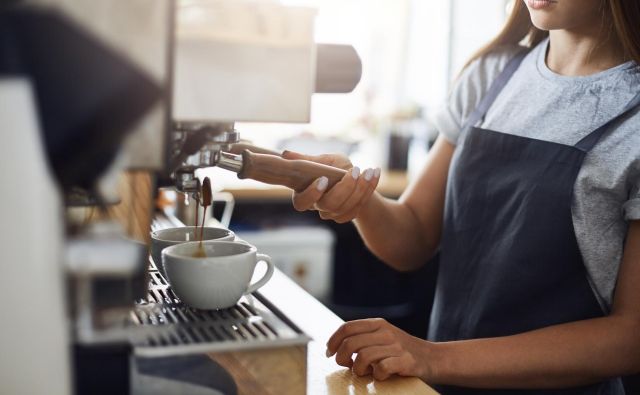 Dokler nam bo kavo postregel razočaran študent, zaposlen kot prekarec, je blaginja le navidezna. FOTO: Shutterstock