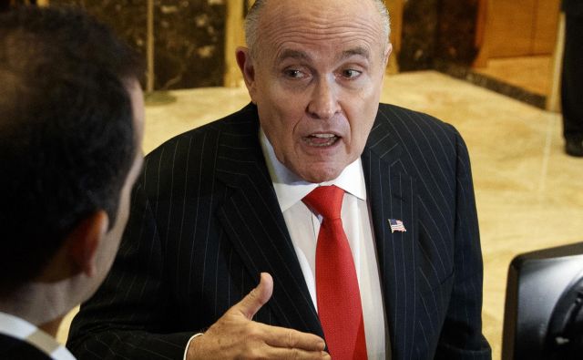 Nekdanji newyorški župan <strong>Rudy Giuliani </strong>je izgubil službo v pravniški družbi Greenberg Traurig zaradi izjav, ki jih je dajal po medijih v bran svoji novi stranki, predsedniku ZDA <strong>Donaldu Trumpu</strong>. FOTO: Evan Vucci/AP