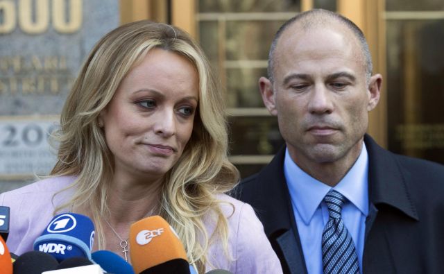 Stormy Daniels s pravim imenom Stephanie Clifford in njen odvetnik Michael Avenatti. FOTO: Mary Altaffer/AP