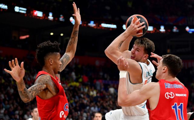 Luka Dončić se dobro bori z visokimi igralci CSKA. FOTO: Andrej Isakovic/Afp