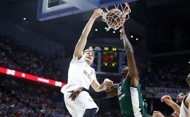 Luka Dončić je že pri 19 letih nerešljiva uganka za tekmece. Real je rednem delu sezone ugnal CSKA doma in izgubil v Moskvi.