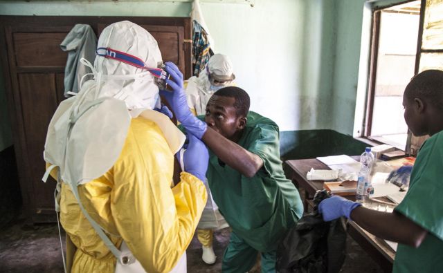 Ebola je izjemno nevarna in nalezljiva bolezen, zato se morajo zdravstveni delavci, ki so najbolj ogroženi, pri stikih z okuženimi popolnoma zaščititi. FOTO AP