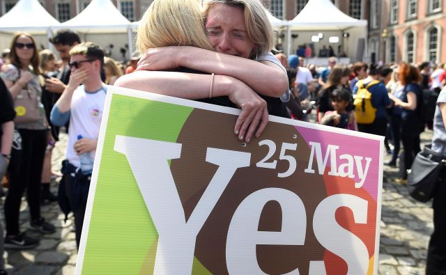 Irska, kjer se več kot 90 odstotkov prebivalstva opredeljuje za katoličane, ima enega najbolj omejujočih zakonov o abortusu na svetu. FOTO: Clodagh Kilcoyne/Reuters