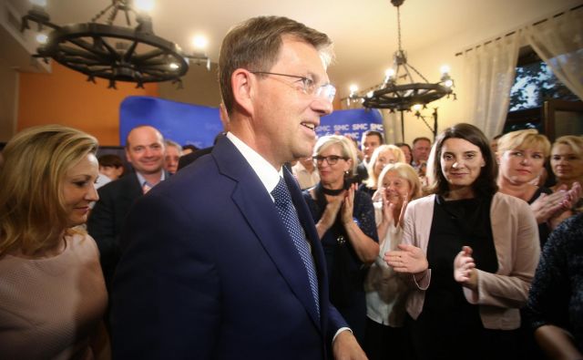 Miro Cerar: ”Vsekakor bom danes Janezu Janši čestital za zmago, od tu naprej pa počakajmo, kdaj bodo prinesli prihodnji dnevi.” FOTO: Jure Eržen/Delo