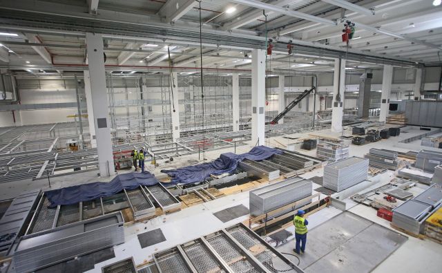 Delavci že montirajo tehnološko opremo v lakirnico. Foto Tadej Regent