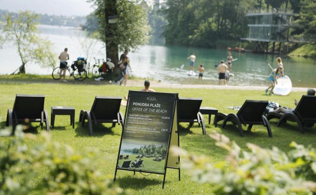 Množice kopalcev obremenjujejo Blejsko jezero. Fotografije Leon Vidic