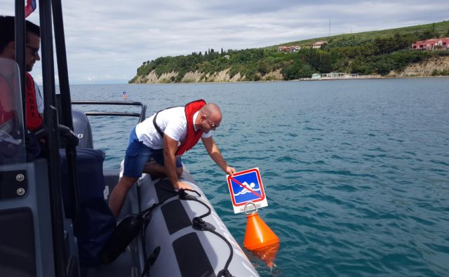 Označbe na morju pred naravnim kopališčem (Debeli rtič) urejata in nadzirata Robert Škrokov in Jure Tončič z URSP. FOTO: Boris Šuligoj/Delo