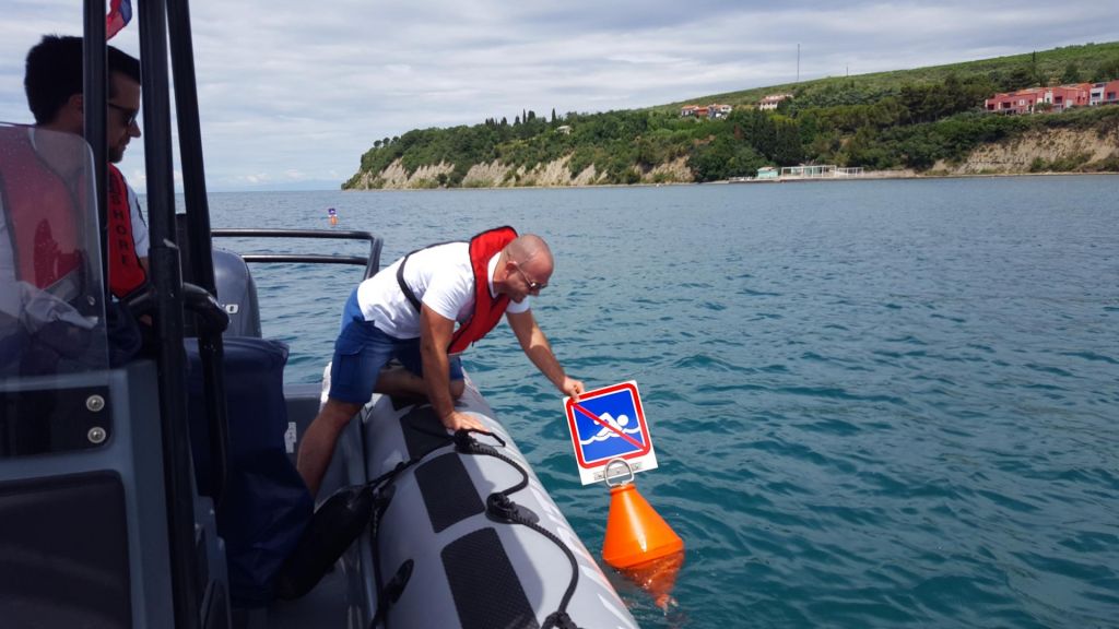 FOTO:Za varnejše poletje: Plovke na morju, opozorila pred nevihtami in valečimi se skalami