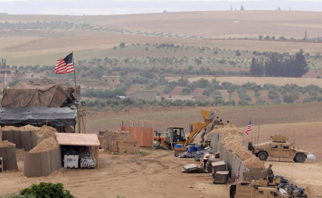 Ameriške sile pred Manbidžom. FOTO: REUTERS