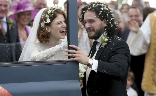 Igralca Kit Harington in Rose Leslie sta svojo ljubezen kronala s poroko. FOTO: Jane Barlow/AP