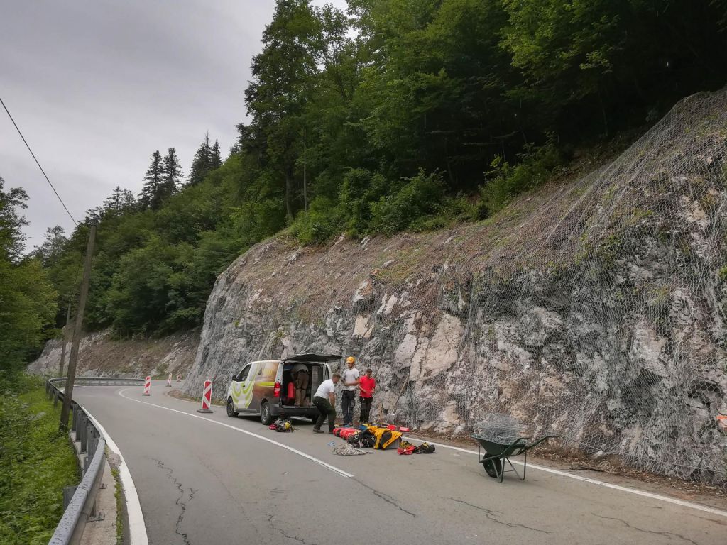 FOTO:Glavobol za voznike in podjetja zaradi zapore Zale