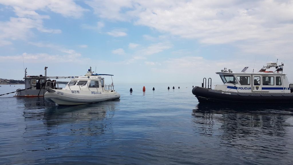 FOTO:Hrvaška provokacija s školjkami v piranskem zalivu