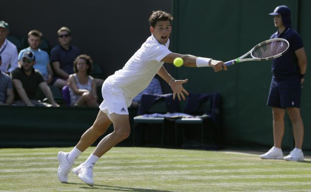 Avstrijec Dominic Thiem, finalist OP Francije, je po dveh dobljenih nizih v tretjem predal dvoboj Marcosu Baghdatisu zaradi poškodbe. FOTO: AP