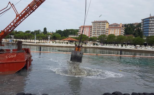 Tako so včeraj še kalili vodo na eni najbolj urejenih plaž v kraju. A so popoldne delavci začeli pospravljati stroje. FOTO: Boris Šuligoj