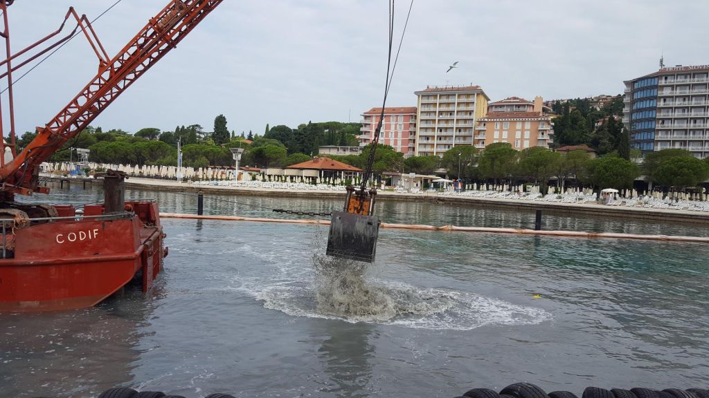 Turizem, ki sredi sezone ponuja gradbišča