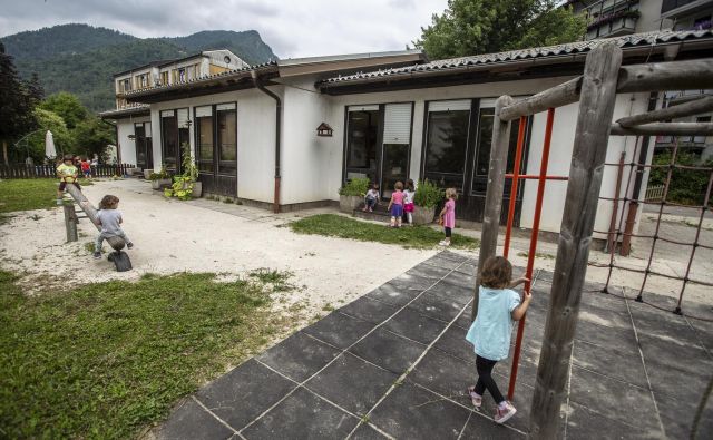 Vrtec v Spodnji Idriji za malčke in vzgojiteljice ni več primeren. FOTO: Voranc Vogel/Delo