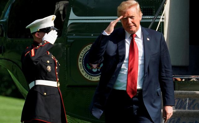 Donald Trump razglaša, da želi s carinami zaščititi ZDA pred neželenimi vplivi in povečati število delovnih mest. Skriti cilj pa je povečanje davčnih prihodkov. Foto Yuri Gripas Reuters