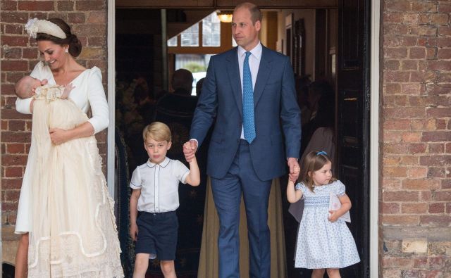 Kate in William z vsemi tremi otroki. Po obredu so odšli k princu Charlesu in Camilli na čaj in kolačke. FOTO: Dominic Lipinski/Afp