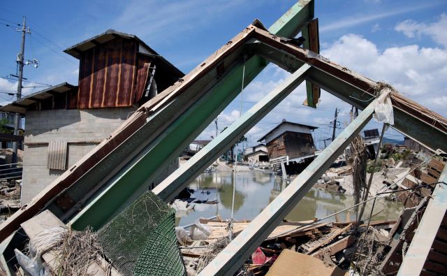 Uničenje v Kurašikiju. Prefekturi Okayamo in Hirošimo so poplave najbolj opustošile. FOTO: Issei Kato/Reuters