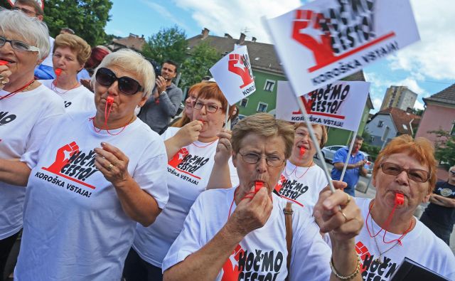 Zaradi ceste so enkrat že šli na cesto. V sredo, 18. julija, med 8. in 9. uro naj bi šli znova. Spontana ljudska vstaja, ki ni povezana z Mladinsko iniciativo za tretjo razvojno os, naj bi se zgodila v Mislinji. FOTO: Tadej Regent