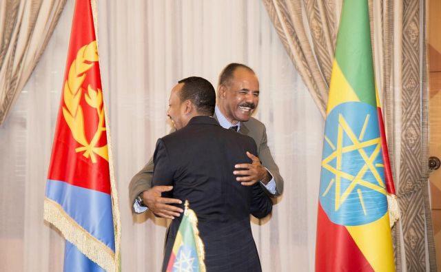 Zgodovinsko izboljšanje odnosov med Etiopijo in Eritrejo po srečanju etiopskega premiera Abiya Ahmeda in eritrejskega predsednika Isaiasa Afwerkija ne glede na morebitne težave odmeva v mednarodni skupnosti. FOTO: Reuters