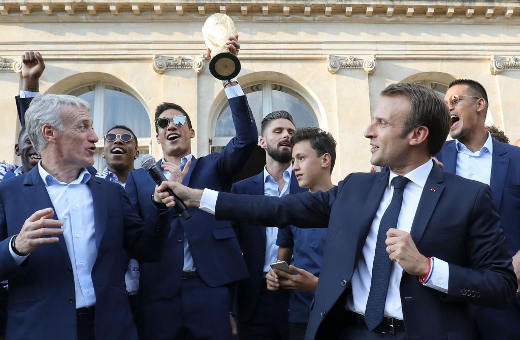 FOTO:Macron prepeval s prvaki, rajanju na ulicah ni ne konca ne kraja