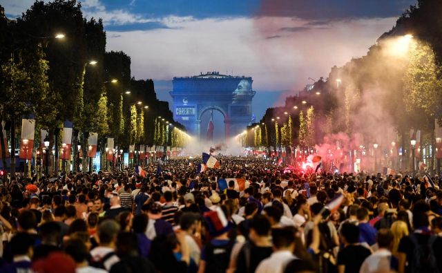 Ljudje so na ulicah slavili zmago svojih nogometašev. FOTO: Eric Feferberg/AFP