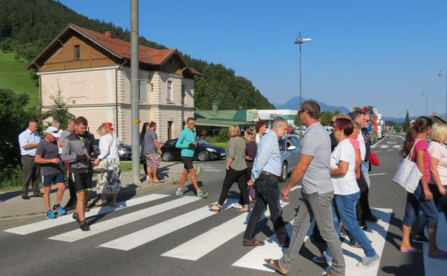 Zaradi protesta so nastale več kilometov dolge kolone v obe smeri. FOTO: Mateja Kotnik