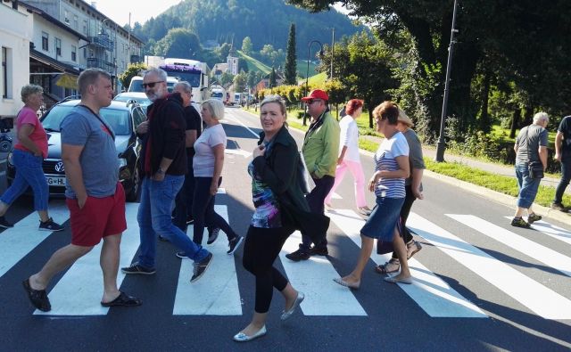 Na prehodu za pešce se je zbralo nekaj deset protestnikov. FOTO: Mateja Kotnik