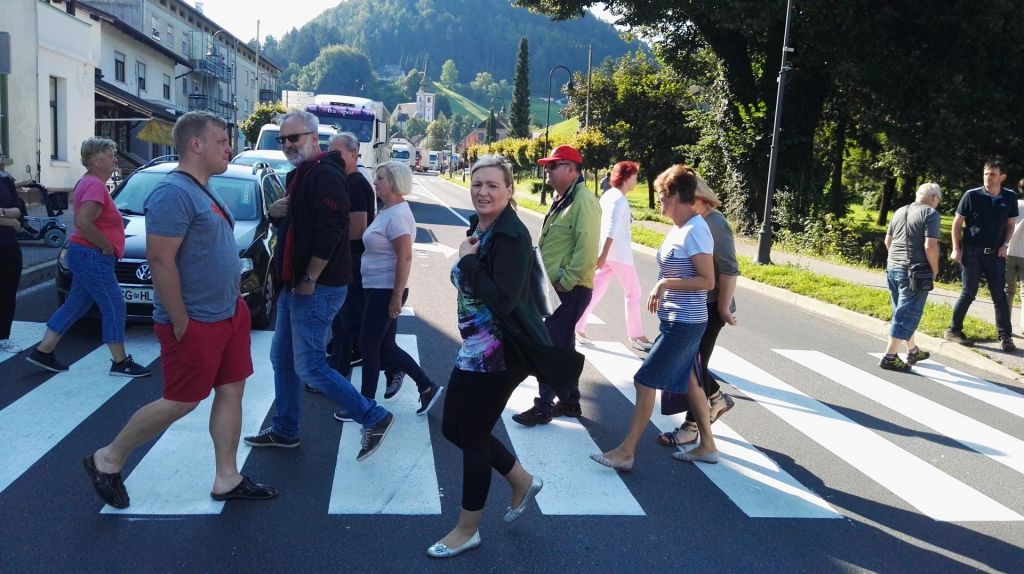 FOTO:V Mislinji so organizirali protest, ker želijo cesto (VIDEO)  