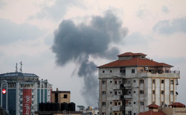 Dim v Gazi po izraelskem obstreljevanju. FOTO: Ahmed Zakot/Reuters