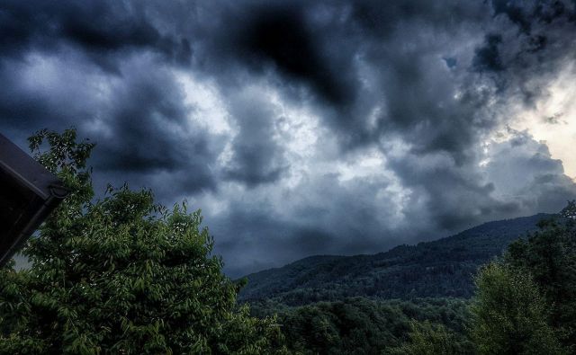 Možni so močnejši nalivi, sunki vetra in toča. FOTO: Bralka