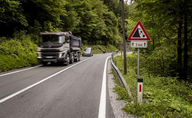 Obvoz za tovornjake, težje od 7,5 tone, je predviden prek Nove Gorice (in Kladja). FOTO: Voranc Vogel/Delo