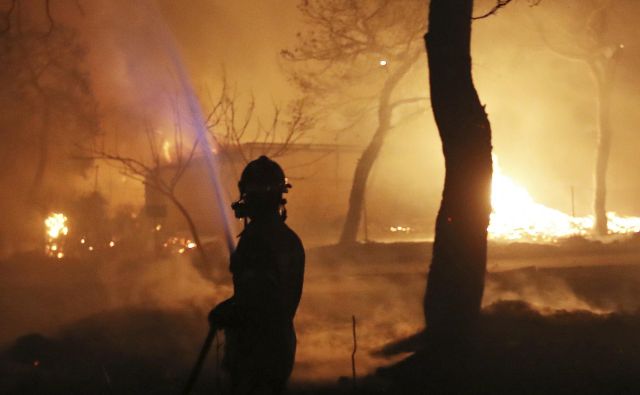 600 gasilcev gasi požar blizu letovišča Mati, vzhodno od Aten. FOTO: Thanassis Stavrakis/AP