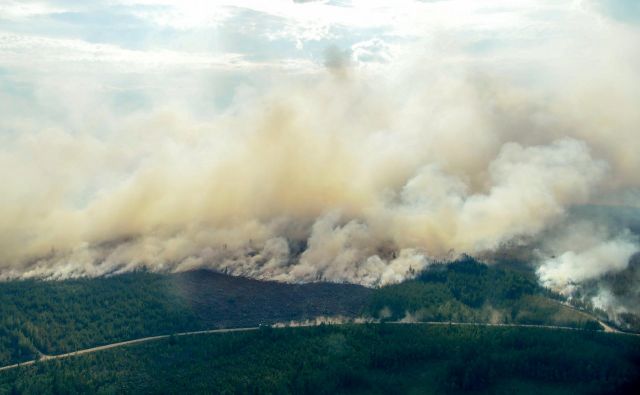 Pogled na požar v okolici Ljusdala. FOTO: Reuters