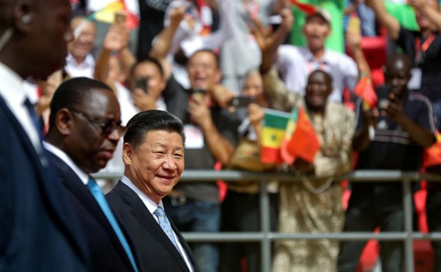 Senegalski predsednik Macky Sall in kitajski predsednik Xi Jinping v nedeljo v Dakarju. FOTO: Reuters