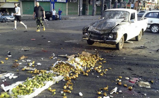 Posledice enega od treh samomorilskih napadov v mestu Sveida na jugozahodu Sirije. FOTO: AP