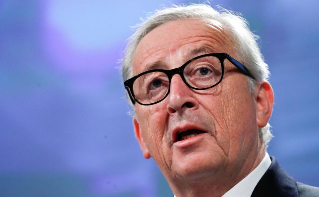 Predsednik evropske komisije Jean-Claude Juncker vztraja, da se bosta s Trumpov pogajala na enakovredni osnovi. FOTO: REUTERS/Yves Herman