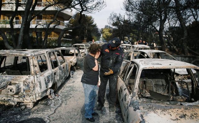 Obupani ljudje iščejo svoje sorodnike in prijatelje na pogoriščih. FOTO: Costas Baltas/Reuters