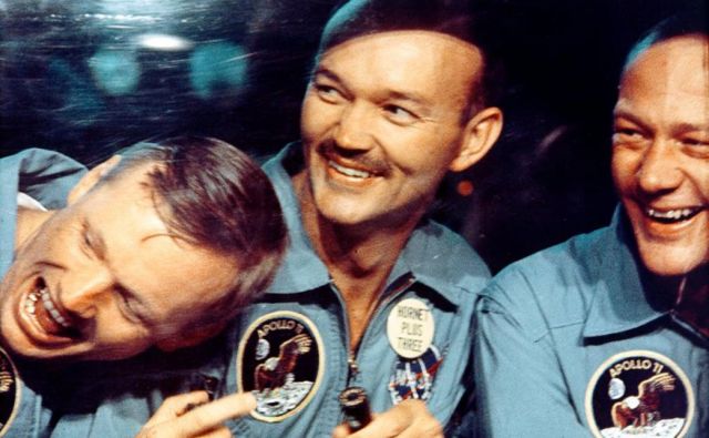 24. julija 1969 je ekipa Apolla 11 pristala v morju. Neil Armstrong, Michael Collins in Buzz Aldrin so nato morali v 21-dnevno karanteno, ker je obstajala majhna možnost kontaminacije. Karanteno so odpravili po misiji Apollo 14. FOTO: Nasa