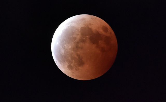 Današnji lunin mrk bo najdaljši v tem stoletju. FOTO: Yoshikazu Tsuno/AFP