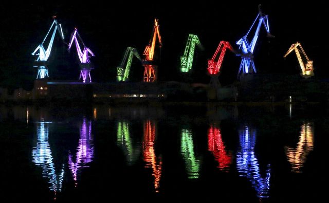 Žerjavi ladjedelnice Uljanik so bili pred leti glavni igralci spektakla na svetlobnem festivalu Vizualija. Se ji zdaj končno obetajo svetlejši časi? FOTO: Reuters