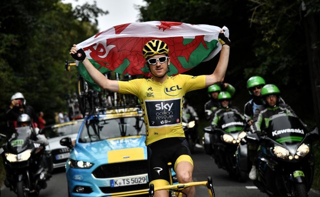 Geraint Thomas je visoko v zrak dvignil valižansko zastavo. Z zmago na Touru je dosegel največjo lovoriko v karieri. FOTO: Reuters